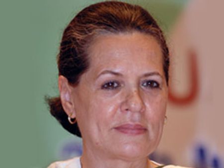 സോണിയയ്ക്കായി മുന്‍മന്ത്രിയുടെ ഉരുളല്‍ വഴിപാട്