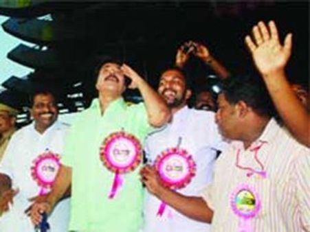 ഓളപ്പരപ്പില്‍ ആവേശത്തിന്റെ അലതീര്‍ത്ത് മമ്മൂട്ടി