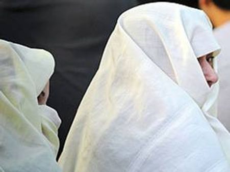 പൊലീസ് പറഞ്ഞാല്‍ സ്ത്രീകള്‍ ബുര്‍ഖ മാറ്റണം