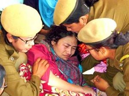 ഹസാരെയ്ക്ക് കയ്യടി; ശര്‍മ്മിളയ്ക്ക് അവഗണന