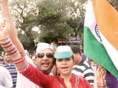 കോടീശ്വര ദമ്പതിമാരുടെ മധുവിധു ഹസാരെയ്‌ക്കൊപ്പം