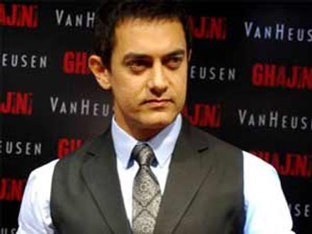 ഹസാരെയെ കാണാന്‍ അമീര്‍ രാംലീലയില്‍