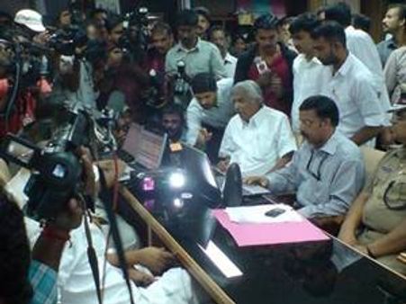 മുഖ്യന്റെ കോള്‍സെന്ററില്‍ കോളുകളുടെ ബഹളം