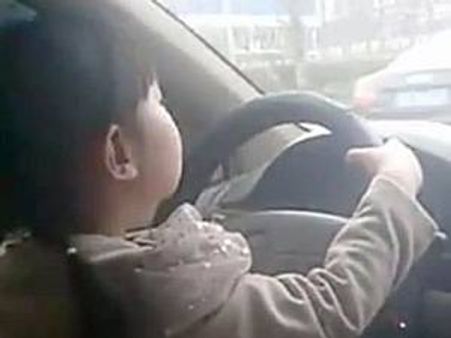 റോഡിലൂടെ 4വയസ്സുകാരിയുടെ ഡ്രൈവിംങ് അഭ്യാസം