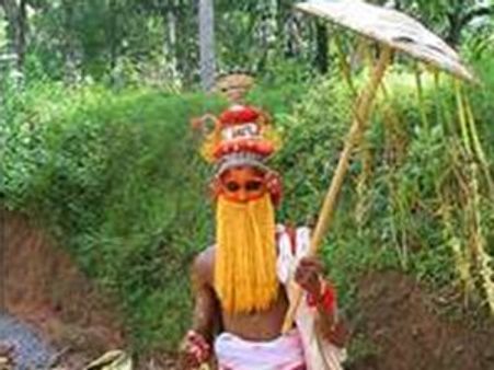 ചിരിയും കളിയുമായി ഓണപ്പൊട്ടന്‍