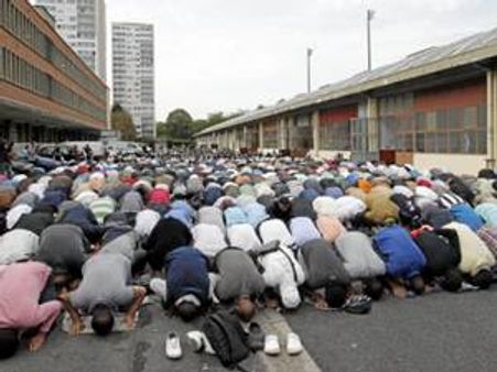 ഫ്രാന്‍സില്‍ റോഡരികിലെ നമസ്‌കാരത്തിന് നിരോധനം