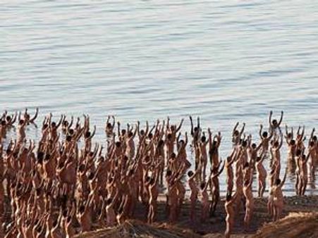 ചാവുകടലില്‍ 1000പേരുടെ നഗ്നനീന്തല്‍