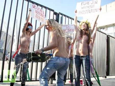 സെക്‌സിനെതിരേ തുണിയഴിച്ച് പ്രതിഷേധം