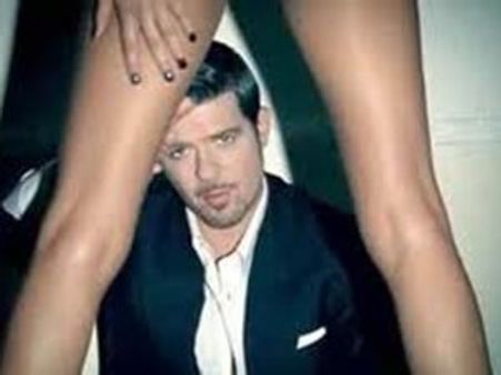 രോഗിക്കൊപ്പം കിടന്നുറങ്ങുന്ന ഡോക്ടര്‍