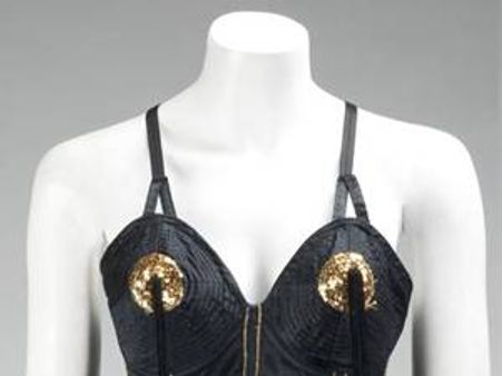 മഡോണയുടെ മാര്‍കുപ്പായം 35 ലക്ഷത്തിന് വിറ്റു