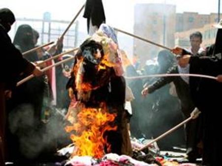 മുസ്ലീം സ്ത്രീകള്‍ മുഖാവരണങ്ങള്‍ കത്തിച്ചു