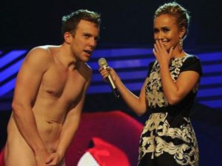 എംടിവി അവാര്‍ഡ് വേദിയില്‍ നഗ്നയുവാവ്