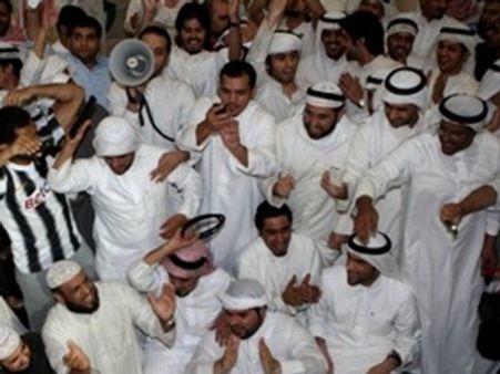 പ്രക്ഷോഭകാരികള്‍ കുവൈത്ത് പാര്‍ലമെന്റിനുള്ളില്‍