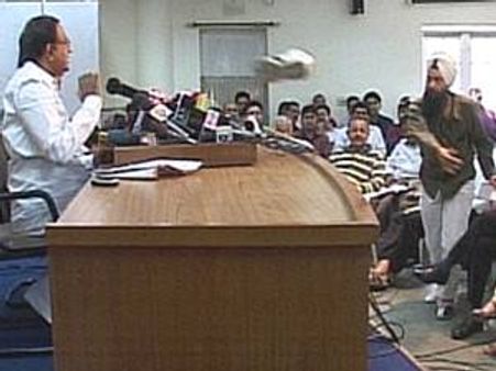 ചെരുപ്പിന്റെയും കത്തിയുടെയും രാഷ്ട്രീയം