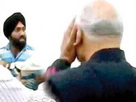 ചെരുപ്പ് വഴിമാറി; ഇനി കയ്യൂക്കും കത്തിയും