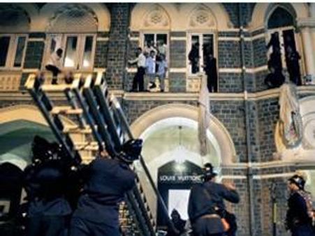 കണ്ണീരിനിടയിലും മനുഷ്യത്വം വിടാതെ