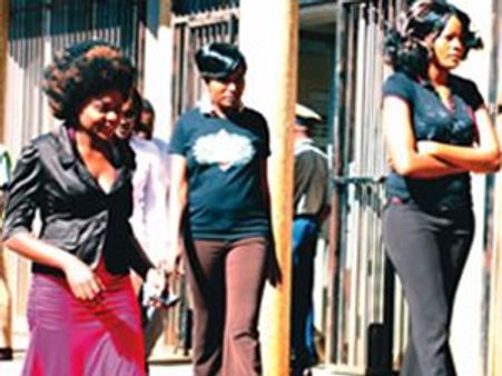 പുരുഷന്മാരെ പീഡിപ്പിച്ച സ്ത്രീകള്‍ക്ക് വധഭീഷണി