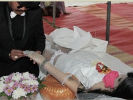 കാമുകിയുടെ മൃതദേഹത്തെ വിവാഹം ചെയ്തു