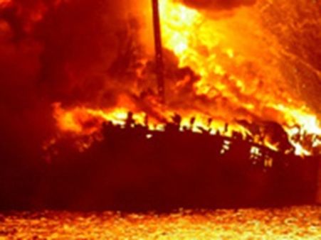 ദുബയ് ക്രീക്കില്‍ ഉരു പൊട്ടിത്തെറിച്ചു