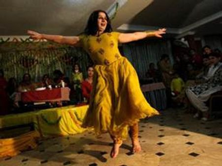 വിവാഹത്തിനിടെ ആടിപ്പാടിയതിന് 6പേര്‍ക്ക് വധശിക്ഷ