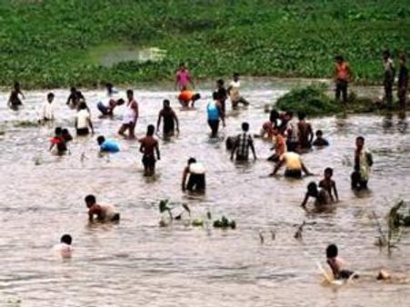 തടാകത്തില്‍ കറന്‍സി നോട്ടുകളുടെ ചാകര