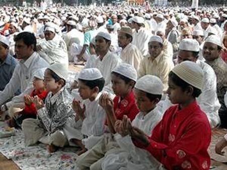 വിശ്വാസികള്‍ ചെറിയ പെരുന്നാള്‍ ആഘോഷിക്കുന്നു