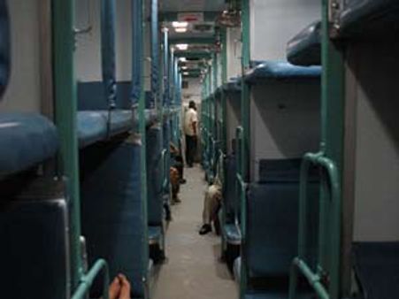 ഇനി സ്ലീപ്പറിലും തിരിച്ചറിയല്‍ കാര്‍ഡ് വേണം