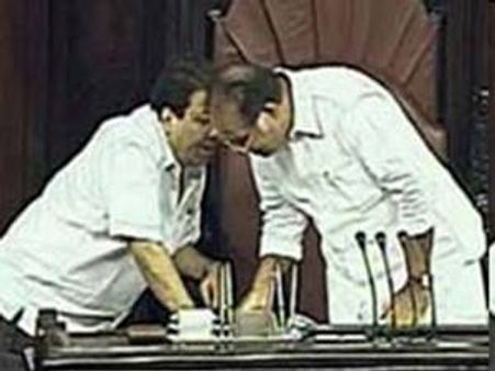 പിജെ കുര്യനോട് പറഞ്ഞ രഹസ്യം മൈക്ക് പരസ്യമാക്കി