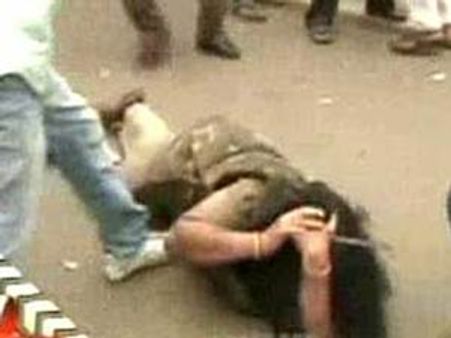 പൊലീസുകാരിക്ക് മര്‍ദനം കോണ്‍. മാപ്പുചോദിച്ചു