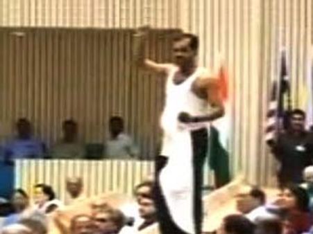 പ്രധാനമന്ത്രിക്ക് മുന്നില്‍ ഷര്‍ട്ടൂരി പ്രതിഷേധം