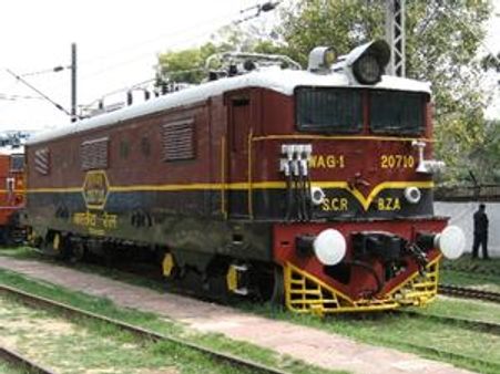 ട്രെയിന്‍ കാറിലിടിച്ച്‌ അഞ്ച്‌ പേര്‍ മരിച്ചു