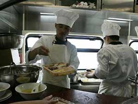 ട്രെയിനിലെ ഭക്ഷണ വില കുത്തനെ ഉയര്‍ത്തി