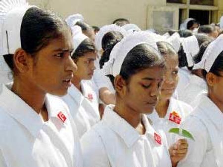 തൃശൂരില്‍ നഴ്സുമാര്‍ കൂട്ടത്തോടെ സമരത്തില്‍