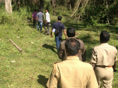 എന്തിനാണ്  കാട്ടില്‍ കയറി കടുവയെ വെടിവയ്ക്കുന്നത്!