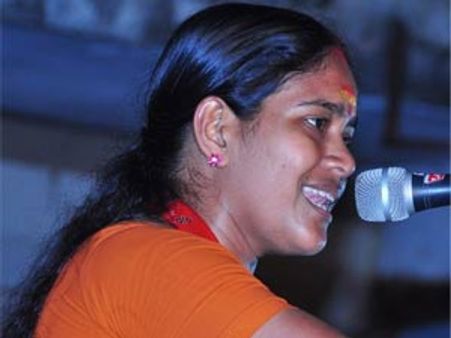 ശ്വേത ഇനി പൂരപ്പറമ്പില്‍ പ്രസവിയ്ക്കുമോയെന്ന് ശോഭ