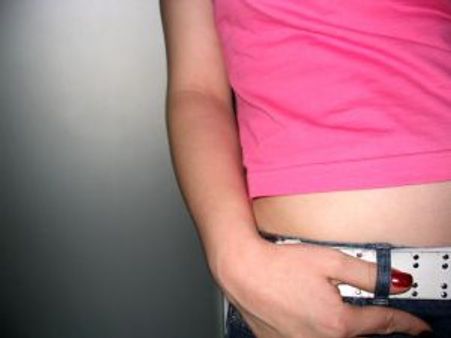 ടീഷര്‍ട്ട് ധരിച്ച പെണ്‍കുട്ടികള്‍ക്ക് പിഴ