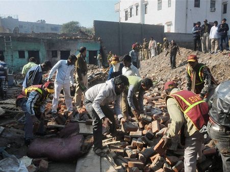 മതില്‍ തകര്‍ന്ന് വീണ് അഞ്ചുകുട്ടികള്‍ മരിച്ചു