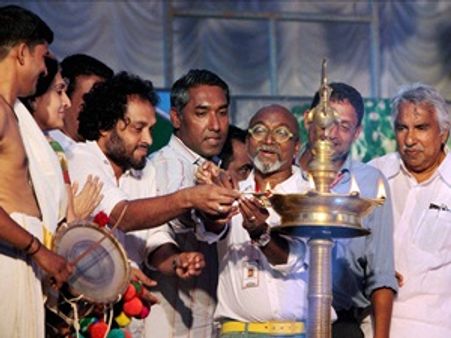വിവാദങ്ങളെ അരികിലാക്കി ബിനാലെയിലേക്ക് ആള്‍പ്രവാഹം