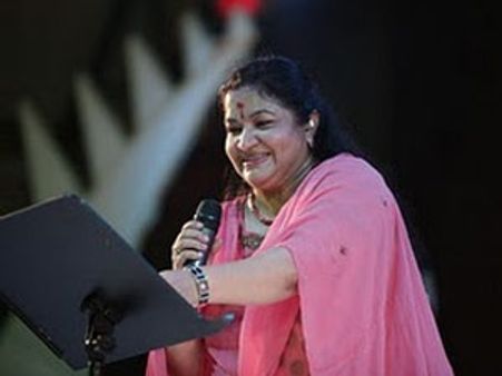 മകളുടെ ഓര്‍മയ്ക്കായി ദുബായില്‍ ചിത്ര പാടുന്നു