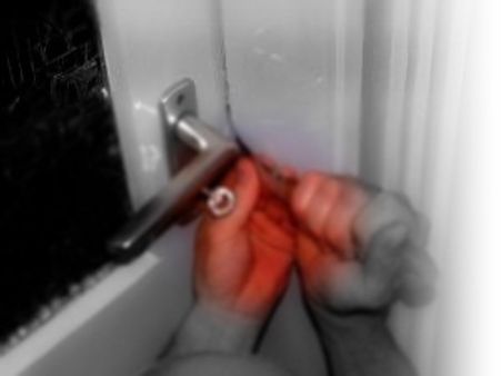 കാസര്‍ക്കോട്ട് വീട്ടുകാരെ ബന്ദികളാക്കി കവര്‍ച്ച