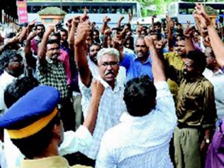 ജീവനക്കാരുടെ സമരം മൂന്നാംദിവസത്തേക്ക്