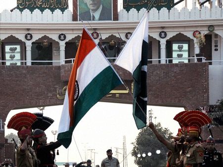 പാകിസ്താനികള്‍ക്ക് ഇപ്പോഴും ഓണ്‍ എറൈവല്‍ വിസ