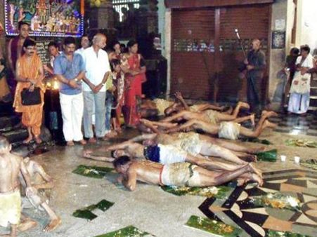 എച്ചില്‍ ഉരുളലിനെതിരെ പ്രതിഷേധം:ബേബിക്കെതിരെ കേസ്