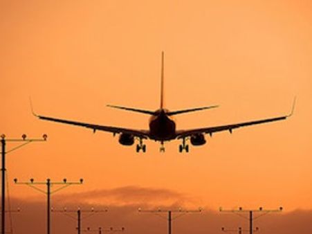 ആഭ്യന്തര വിമാനനിരക്ക് കുത്തനെ കുറച്ചു