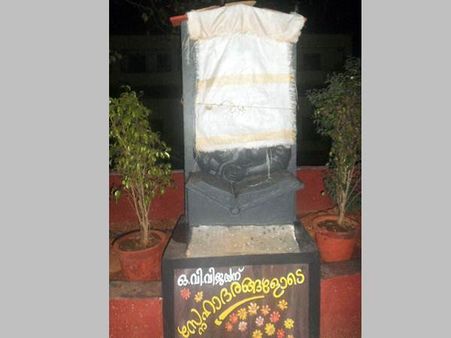 ഒവി വിജയന്‍ സ്മാരകം: മലപ്പുറത്ത് പടയൊരുക്കം