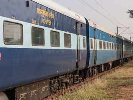 വൃദ്ധദമ്പതിമാരെ തീവണ്ടിയില്‍ നിന്നു തള്ളിയിട്ടു