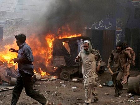 പാകിസ്താനില്‍ കലാപം, വീടുകള്‍ അഗ്നിക്കിരയാക്കി
