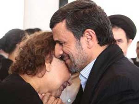 ഷാവേസിന്റെ അമ്മയെ കെട്ടിപ്പിടിച്ചു;നെജാദ് കുടുങ്ങി