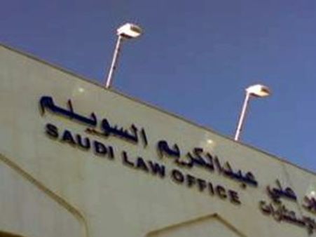 ആണ്‍തുണയില്ല, എയര്‍ഹോസ്റ്റസിനെ പുറത്താക്കാന്‍ ബഹളം