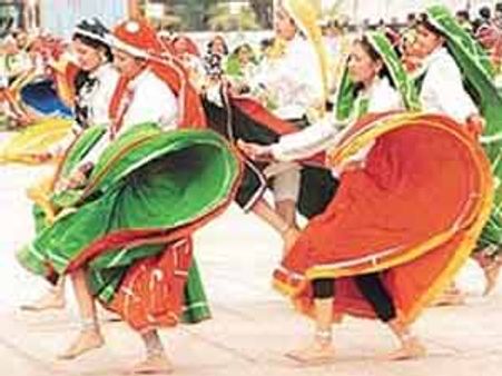 പെണ്‍കുട്ടികള്‍ നൃത്തം ചെയ്യരുതെന്ന് പഞ്ചായത്ത്